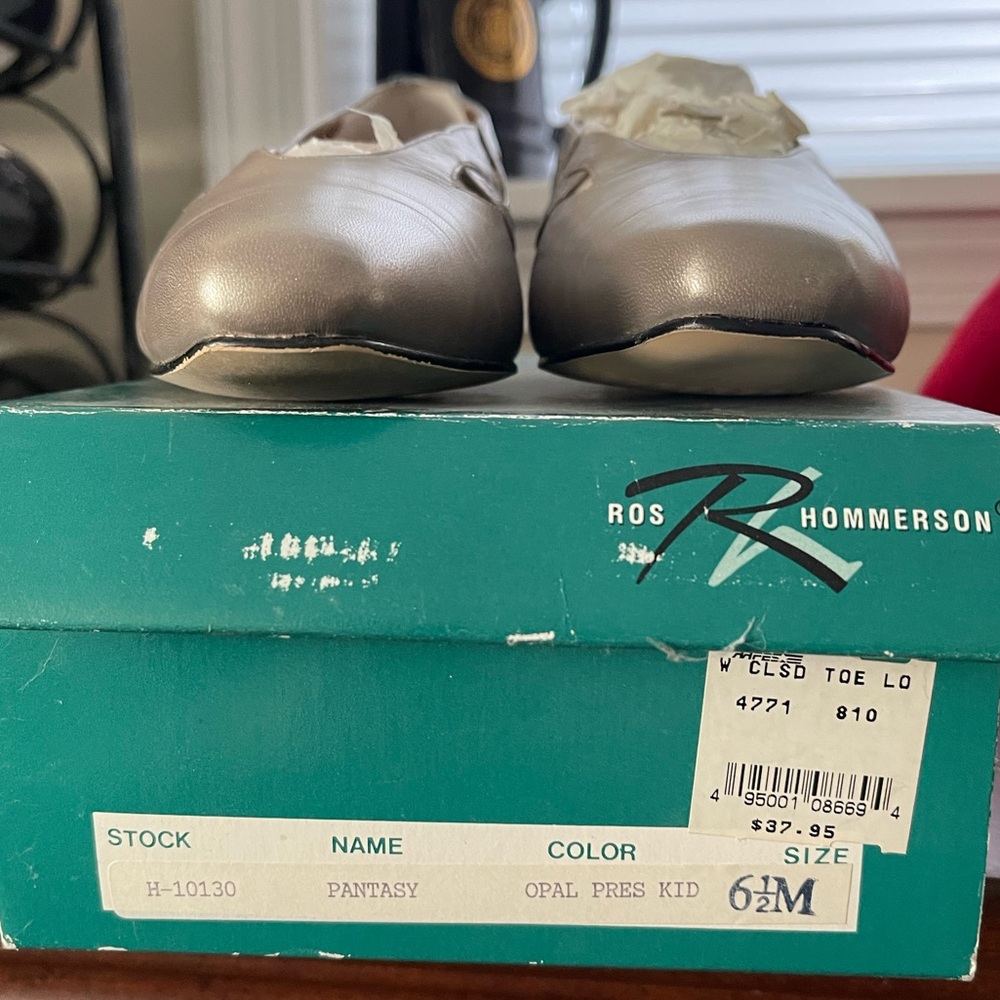 Size 6 1/2 flat-ish dress shoes - Picture 3 of 3